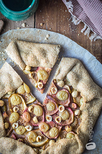 Galette vegana ai fichi, uva e nocciole