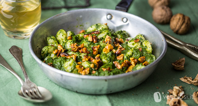 Gnocchi alle erbette con noci alla paprika