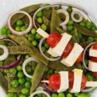 insalata di taccole e piselli con spiedini di tofu