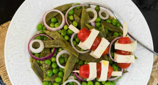 insalata di taccole e piselli con spiedini di tofu