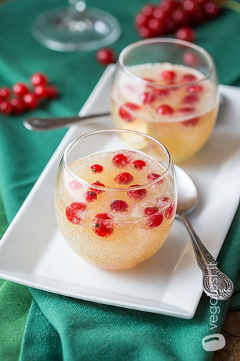 Kanten con gelatina vegetale di spumante alle pere e ribes