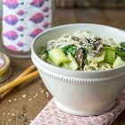 Ramen vegan in barattolo con funghi shiitake e pak choi