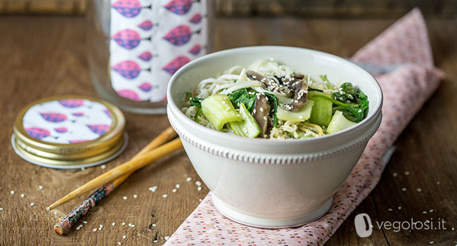 Ramen vegan in barattolo con funghi shiitake e pak choi