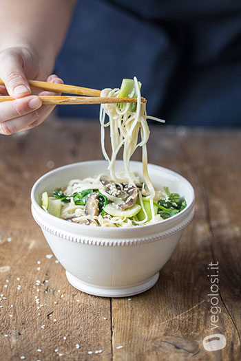 Ramen vegan in barattolo con funghi shiitake e pak choi