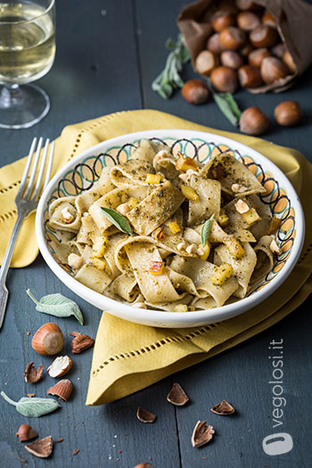 pappardelle salvia nocciole mele