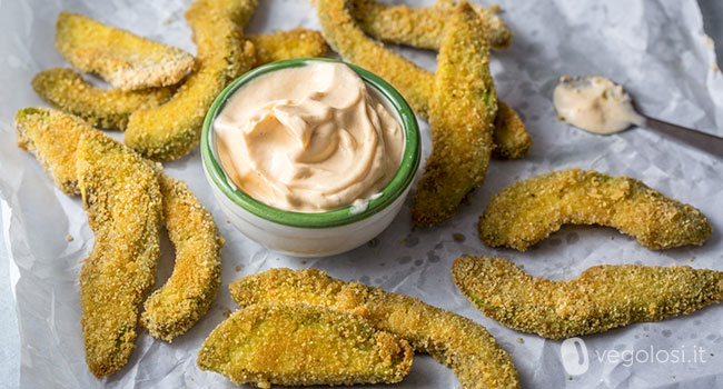 Patatine di avocado al forno con maionese alla paprika