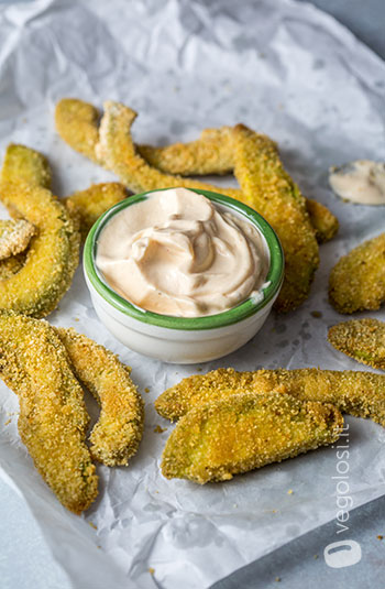 Patatine di avocado al forno con maionese alla paprika