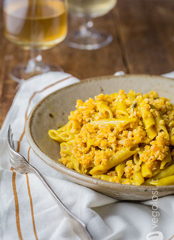 Penne al ragù di soia bianco con crema allo zafferano