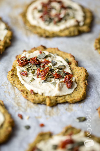 Pizzette di broccoli con hummus pomodori secchi e semi di zucca