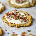 Pizzette di broccoli con hummus pomodori secchi e semi di zucca