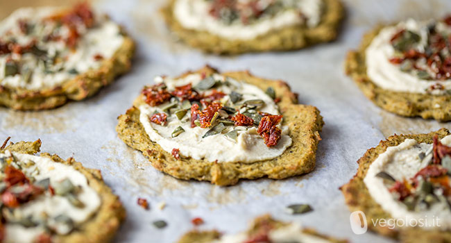 Pizzette di broccoli con hummus pomodori secchi e semi di zucca