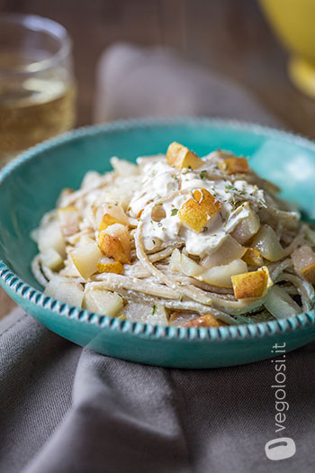 Spaghetti con formaggio fresco alle erbe e pere