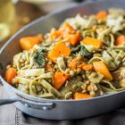 Fettuccine di edamame con zucca, lenticchie e noci