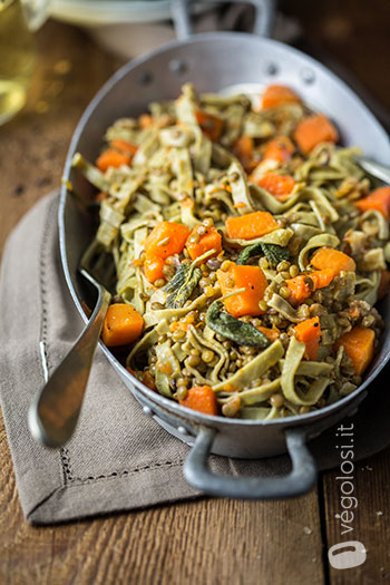 Fettuccine di edamame con zucca, lenticchie e noci