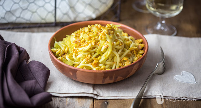 Tagliolini con finocchi al limone e briciole di tempeh