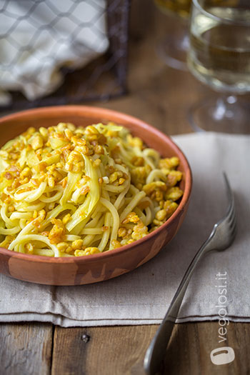 Tagliolini con finocchi al limone e briciole di tempeh