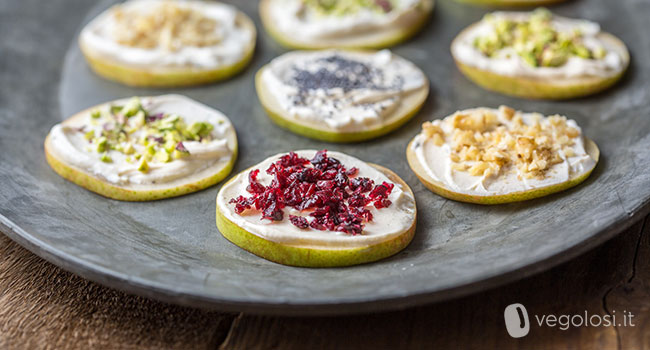 Tartine di pera e formaggio vegetale con frutta secca