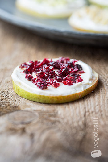Tartine di pera e formaggio vegetale con frutta secca