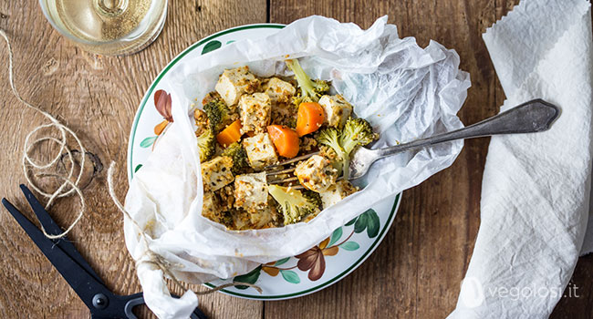 Tofu al cartoccio in padella con verdure
