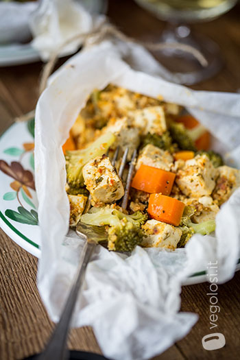 Tofu al cartoccio in padella con verdure