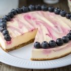 Torta vegana marmorizzata allo yogurt di soia e frutti di bosco