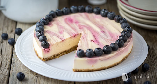 Torta vegana marmorizzata allo yogurt di soia e frutti di bosco