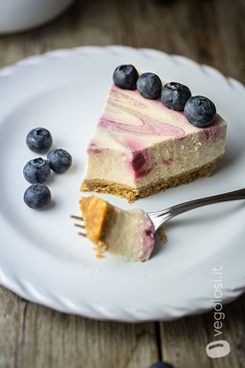 Torta allo yogurt marmorizzata ai frutti di bosco