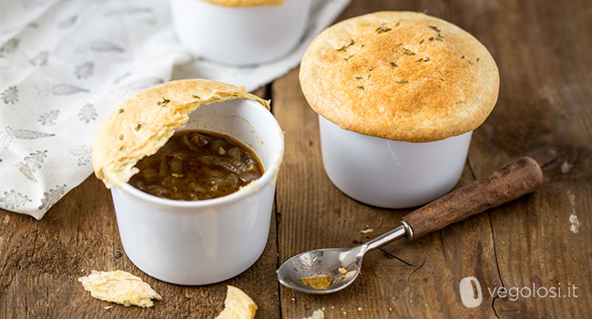 Zuppa di cipolle al timo in crosta di pasta sfoglia