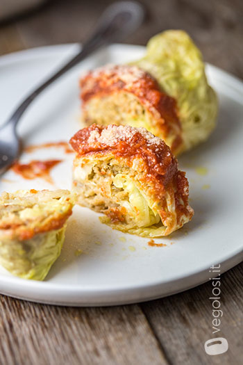 Involtini vegani di verza con mopur e mandorle armelline