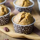 Maxi muffin vegan all'arancia, carote e noci pecan