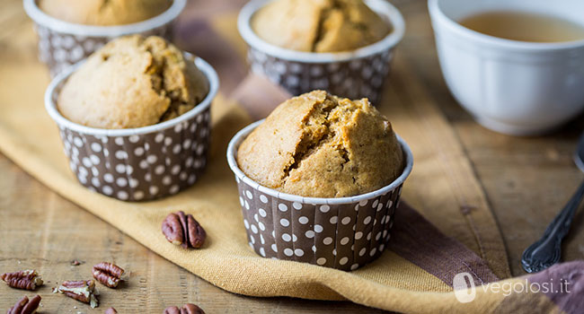 Maxi muffin vegan all'arancia, carote e noci pecan