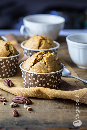 Maxi muffin vegan all'arancia, carote e noci pecan