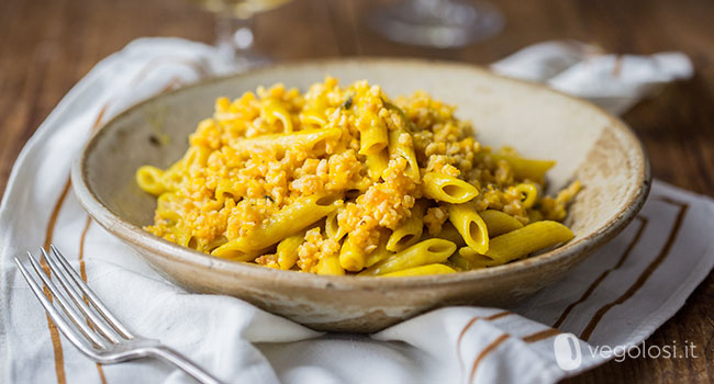 Penne al ragù di soia bianco con crema allo zafferano