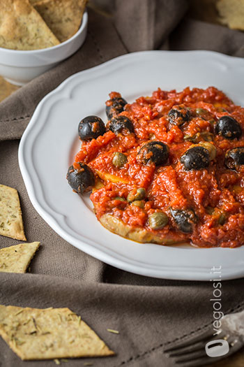 Seitan alla pizzaiola con crackers ai ceci
