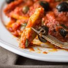 Seitan alla pizzaiola con crackers ai ceci