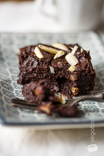 Brownies vegan al cioccolato fondente e fagioli neri