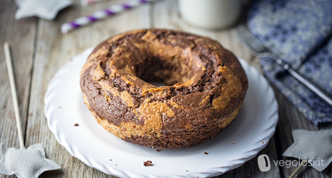 Ciambellone vegan variegata alle amarene e cioccolato