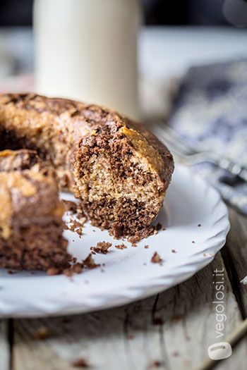 Ciambella vegan variegata alle amarene e cioccolato