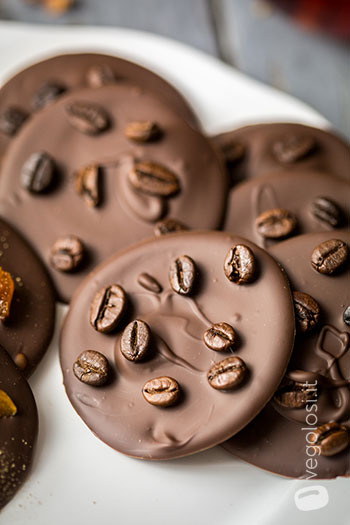 Medaglioni e barrette di cioccolato aromatizzati