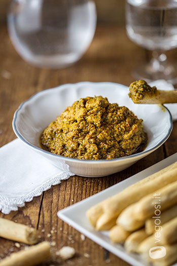 Dip di pomodori secchi, pane, capperi e prezzemolo