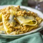 Pappardelle con foglie di salvia al ragù bianco di tempeh