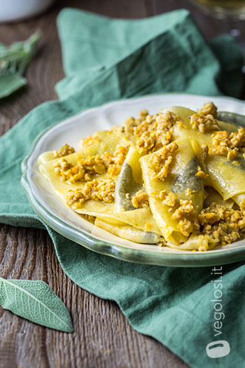 Pappardelle con foglie di salvia al ragù bianco di tempeh