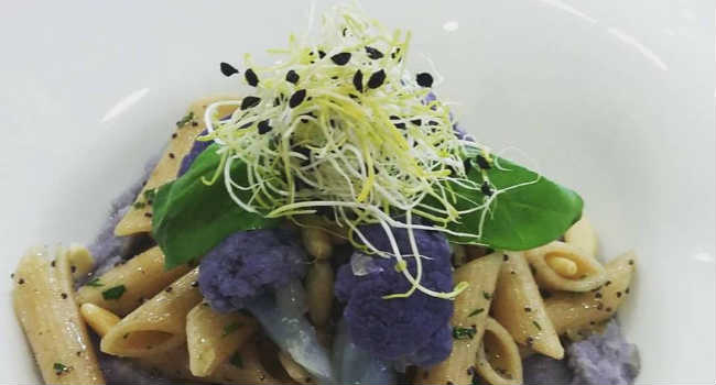 penne al farro con crema di cavolfiore viola