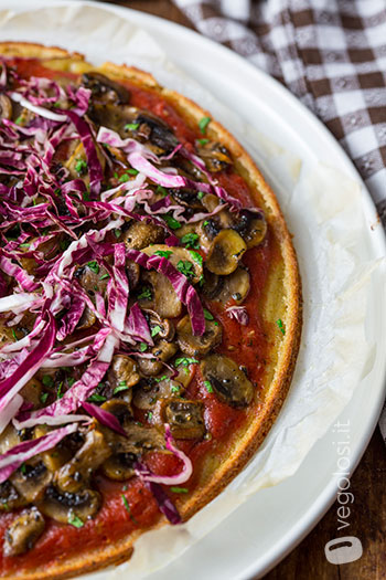 Pizza di quinoa ai funghi e radicchio rosso