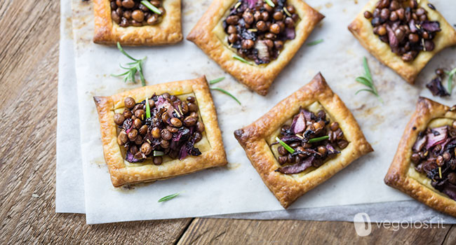 Tartine con lenticchie e radicchio all'aceto balsamico