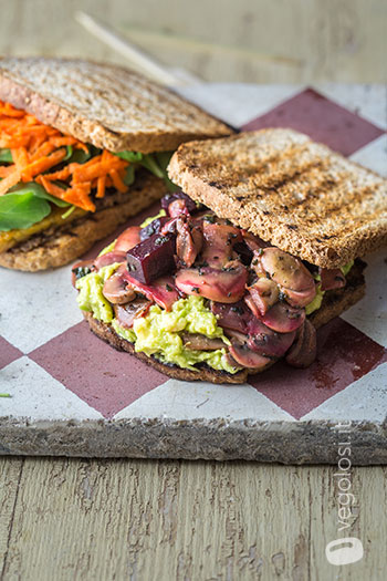 Toast al tempeh, olive, funghi e barbabietole