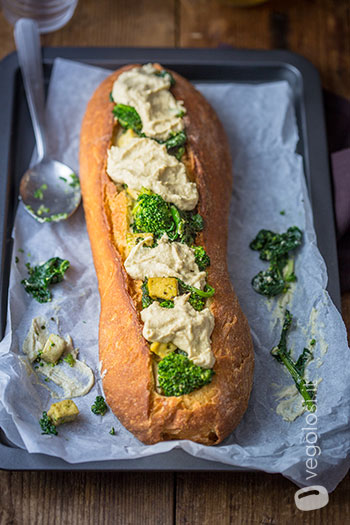 Baguette farcita, ripiena di broccoli, cime di rapa e crema di carciofi