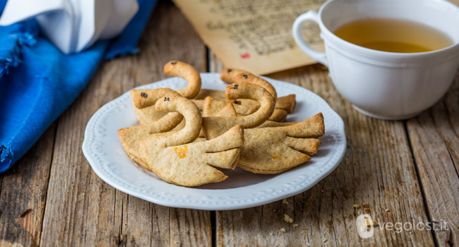 Biscotti a forma di cigno all'arancia e mandorle