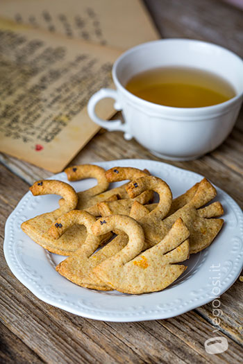 Biscotti a forma di cigno all'arancia e mandorle