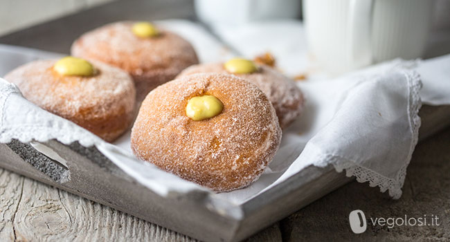 Bomboloni vegani ripieni alla crema